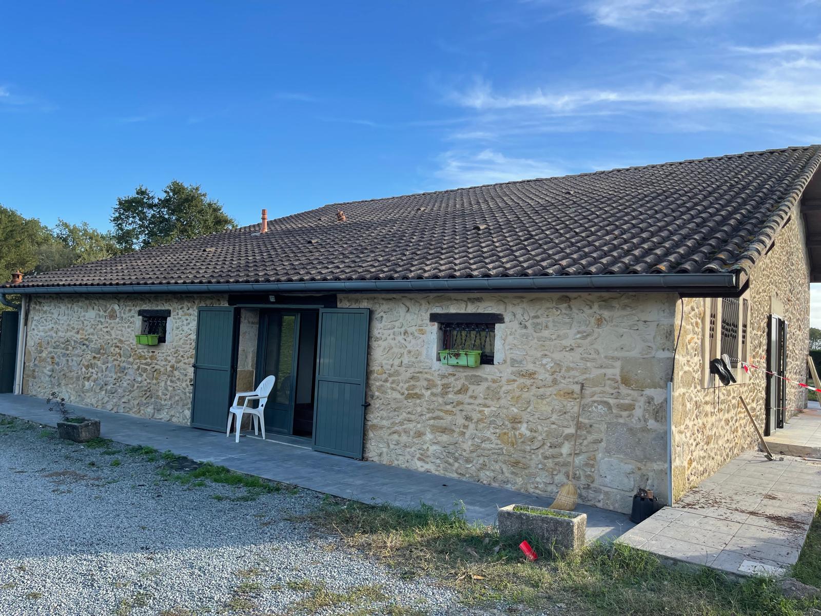 Bâtisse en pierre — avant
